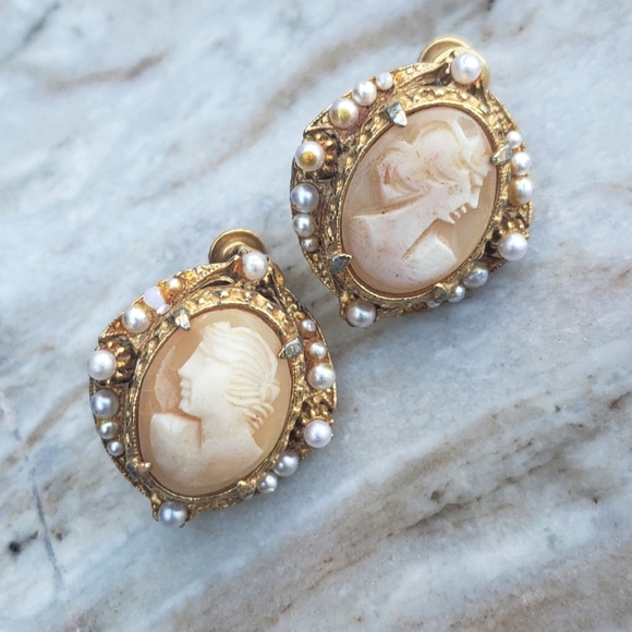 Vintage Jewelry - Vintage Cameo & Faux Pearl Clip on Earrings